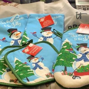 Bundle kitchen, two dish towels, two potholders and a oven mitt